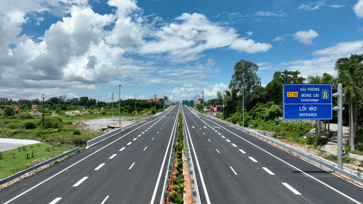 Tuyến cao tốc Vân Đồn – Móng Cái gồm 2 dự án độc lập: Tuyến Vân Đồn - Tiên Yên và tuyến Tiên Yên – Móng Cái.