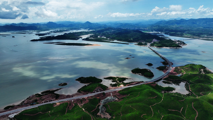 Đây cũng là tuyến đường kết nối xuyên suốt 8 địa phương của tỉnh Quảng Ninh. Việc kết nối các trung tâm kinh tế, hành chính của tỉnh Quảng Ninh trong tương lai được đánh giá là sẽ tạo ra hiệu quả tổng hợp, phát triển toàn tiểu vùng, đồng thời góp phần thúc đẩy kinh tế - xã hội của tỉnh này và vùng kinh tế trọng điểm Bắc Bộ.