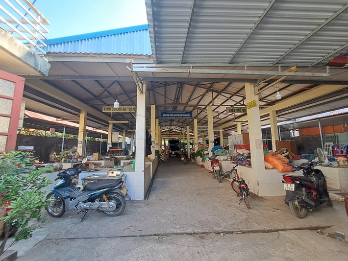 Theo tìm hiểu, chợ mới xã Thanh Sơn được xây dựng bằng nguồn vốn hỗ trợ của dự án cạnh tranh ngành chăn nuôi và an toàn thực phẩm (LIFSAP) trên đất của địa phương.