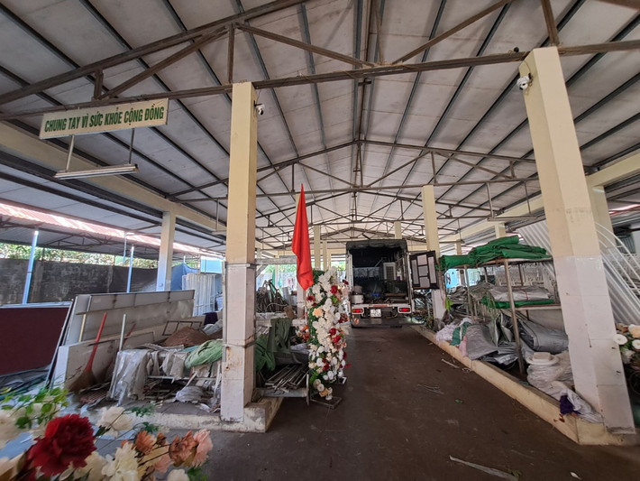 Chợ nằm trong khuôn viên vuông vắn, rộng 1.500 m2, có mái che bằng tôn, có khu vệ sinh, nhà bảo vệ, nhà để xe và 20 quầy bán thịt tươi sống với đầy đủ tiện nghi như điện, nước, ngăn đựng đồ.