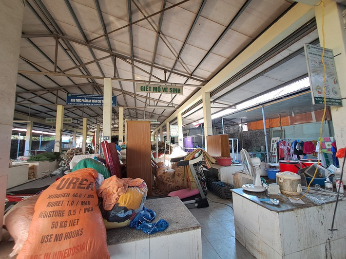 Tuy nhiên, sau gần 3 tháng, tiểu thương lại đồng loạt bỏ chợ ra ngoài đường ngồi bán, khiến cả khu chợ bỏ không, rêu mốc.