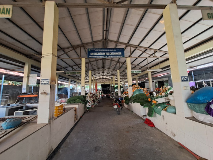  Chợ nông thôn mới xã Thanh Sơn, huyện Kiến Thụy, TP Hải Phòng được xây dựng khang trang to đẹp với đầy đủ tiện nghi nhưng lại bị bỏ hoang, xuống cấp đổ nát nhiều năm nay.