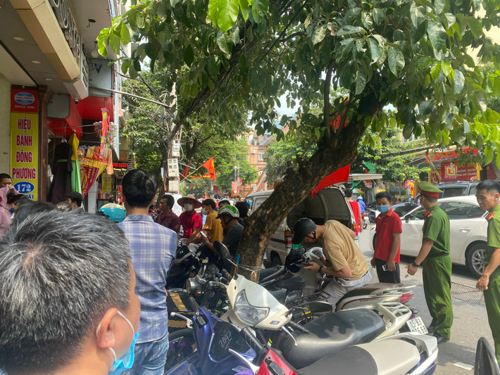 Từ đầu tháng 8 âm lịch, khách mua ngày càng đông, khiến phố Cầu Đất đoạn từ ngã tư Thành Đội đến đường tàu (khoảng 300m) thường xuyên xảy ra tắc nghẽn, khiến công an phường sở tại phải cắt cử lực lượng luân phiên đảm bảo giao thông và trật tự tại điểm này.