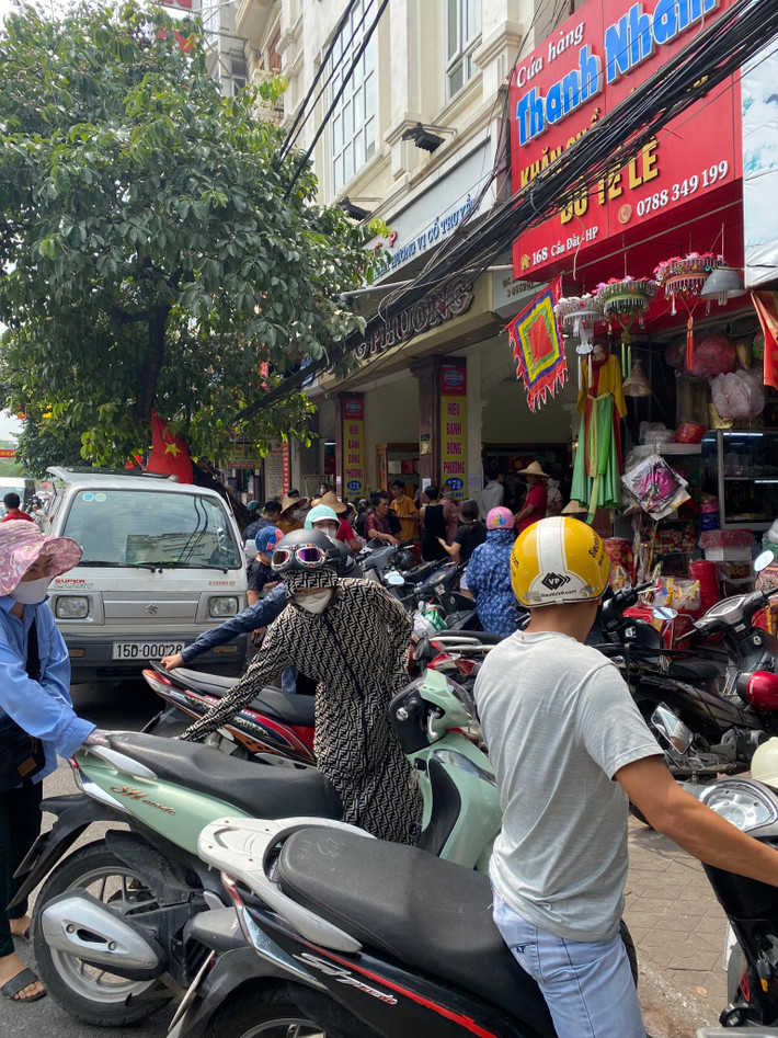 Theo một số người dân sinh sống gần hiệu bánh Đông Phương, nhiều ngày nay, mặc dù 7h30 hiệu bánh mới mở cửa, nhưng từ tầm 4-5h sáng, trước cửa hiệu đã có rất đông người xếp hàng chờ mua. Từ lúc hiệu bánh mở cửa cho đến tối muộn, lượng khách dường như không hề giảm.