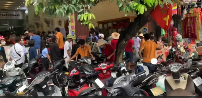 Mới hơn 6h sáng phố Cầu Đất đã đông nghẹt người đi mua hàng.