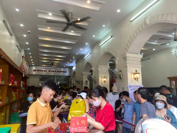 Do lượng khách quá đông, để tránh tình trạng lộn xộn, tiệm bánh đã cho kẻ vạch để người dân xếp hàng. Khách phải ghi các đơn hàng sẵn ra giấy để đưa cho nhân viên nhằm tiết kiệm thời gian, đồng thời cửa hàng cũng quy định mỗi khách chỉ được mua hai lần/ngày, tối đa mỗi lần 20 chiếc.
