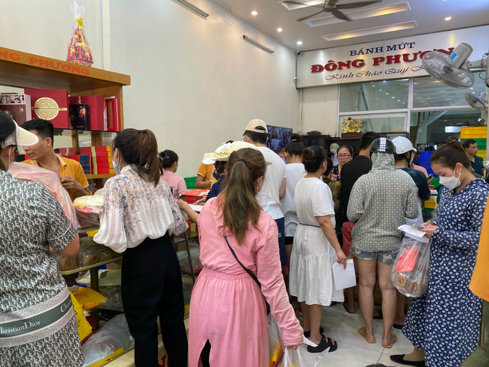 Chị T.T.H ở Ngô Quyền (Hải Phòng) cho biết, chị xếp hàng từ 6h đến 7h mới mua được hai hộp bánh nướng với giá 130.000/ chiếc. “Ở Hà Nội không thiếu bánh trung thu nhưng bạn mình chỉ thích ăn bánh trung thu Đông Phương ở Hải Phòng, vì thế hôm nay mình mới phải xếp hàng thế này. Thực sự nghĩ cũng rất ngại vì mấy lần đi muộn, xếp hàng mãi mà không đến lượt nên hôm nay mình đi từ 6h”, chị H nói.