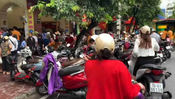 Hàng năm, cứ “đến hẹn lại lên”, bắt đầu từ rằm tháng 7 đến rằm tháng 8 (âm lịch) tại các cửa hàng bánh Trung thu trên phố Cầu Đất (Hải Phòng) lại tấp nập người, xe xếp hàng rồng rắn mua bánh Trung thu.