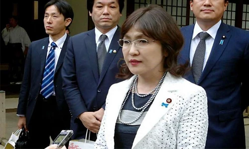 Trang sức ngọc trai đẹp của nữ Bộ trưởng quốc phòng Nhật