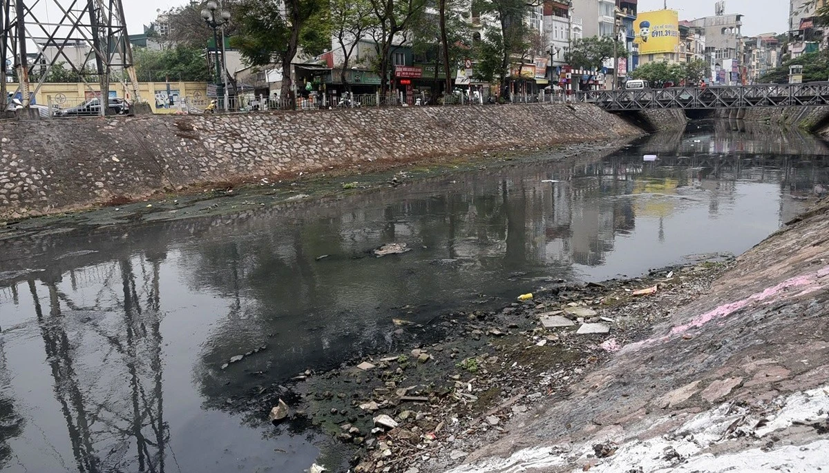 Cận cảnh sông Kim Ngưu thành bãi sình lầy, bốc mùi xú uế
