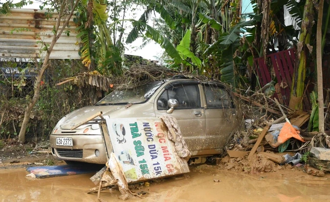 Dòng nước khủng khiếp xô đổ tường, cuốn trôi ô tô ở Đà Nẵng