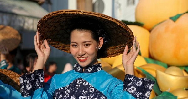 TPHCM: 'Biển người' xuống đường vui Tết Nguyên tiêu đầy màu sắc