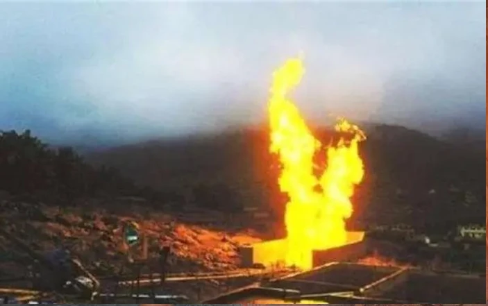 Bất ngờ giếng “thổi” ra lửa, tiếp tục xì khí lạ sau lấp