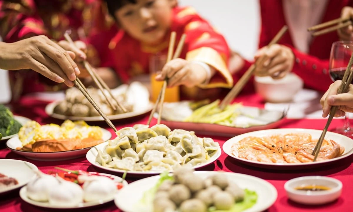 Các cụ dạy: 'Món không bày ba, đũa không chia năm' nghĩa là gì? 