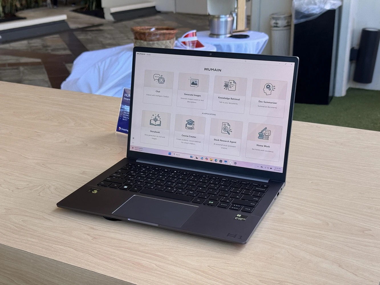 Laptop AI Horizon Pro nhanh gấp 100 lần suy nghĩ con người