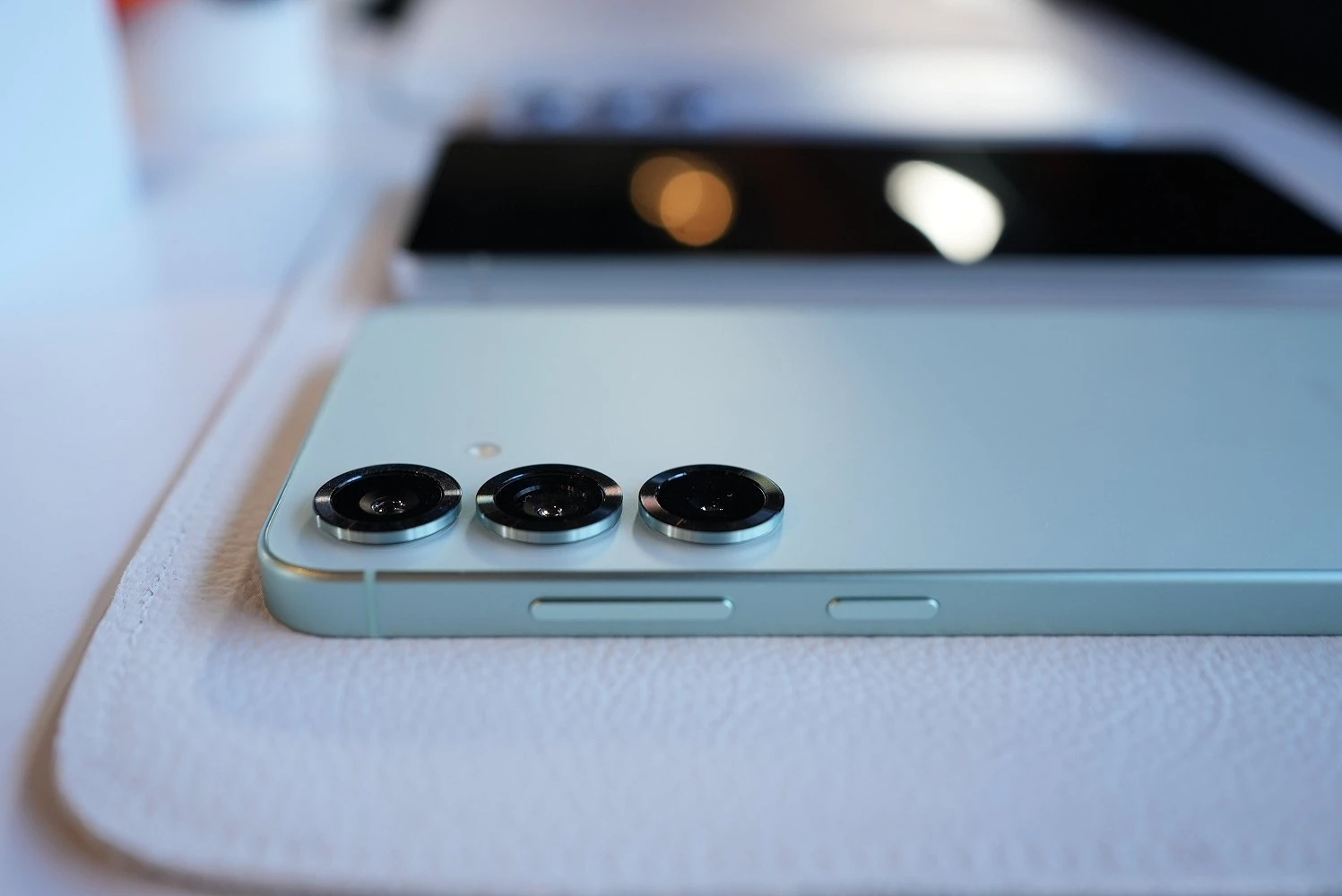 Top 5 smartphone siêu nhẹ 2025 khiến dân công nghệ phát sốt