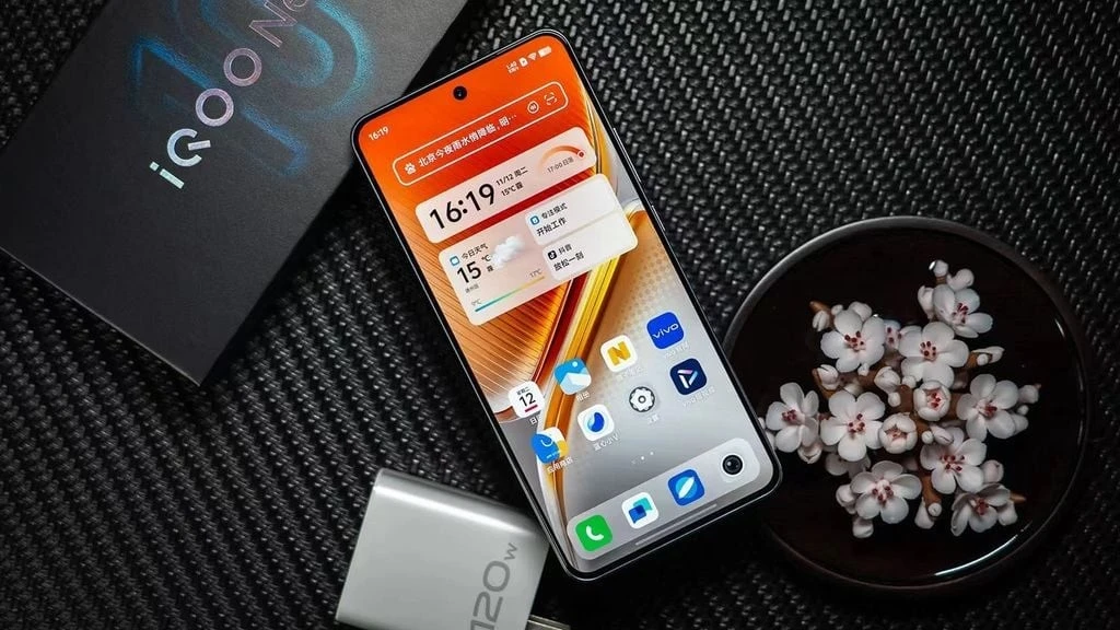 Vivo iQOO Neo 10 5G thách thức Apple và Samsung