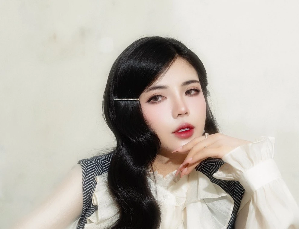 Nữ MC Esports nháy mắt nũng nịu khiến fan nam “đổ gục” 