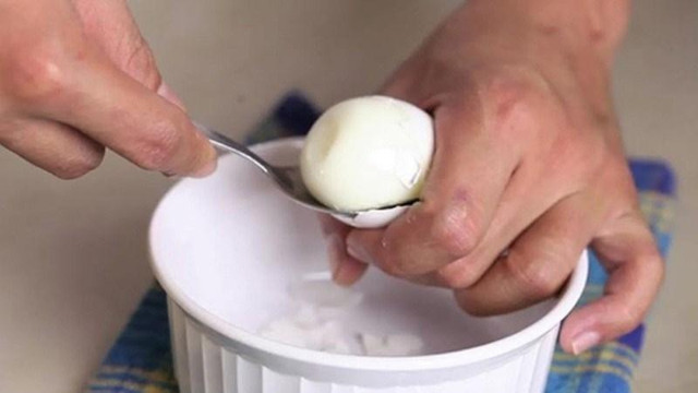 Không chỉ để xúc cơm, chiếc thìa còn có cả tá công dụng ít người biết - Hình 2 Khong chi de xuc com, chiec thia con co ca ta cong dung it nguoi biet-Hinh-2