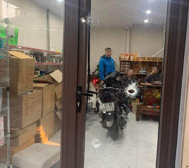 Nổ súng bắn thủng cửa nhà dân lúc rạng sáng ở Hải Dương - Hình 2 No sung ban thung cua nha dan luc rang sang o Hai Duong-Hinh-2