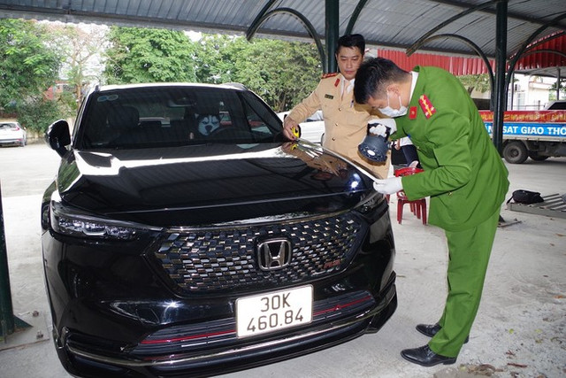 Tạm giữ tài xế lao ô tô vào lực lượng CSGT đang làm nhiệm vụ - Hình 2 Tam giu tai xe lao o to vao luc luong CSGT dang lam nhiem vu-Hinh-2