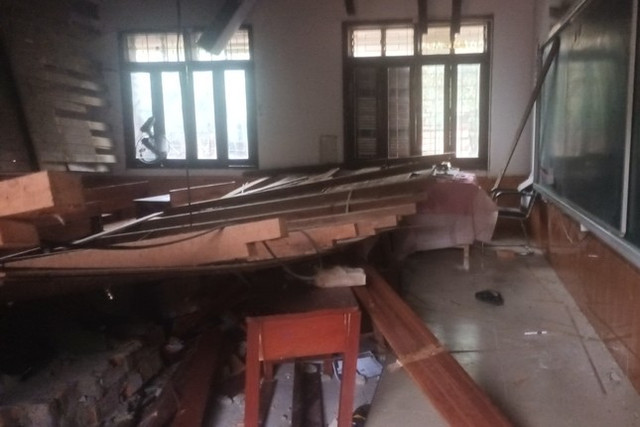 Rà soát toàn bộ cơ sở vật chất nhà trường sau sự cố sập trần lớp học - Hình 3 Ra soat toan bo co so vat chat nha truong sau su co sap tran lop hoc-Hinh-3