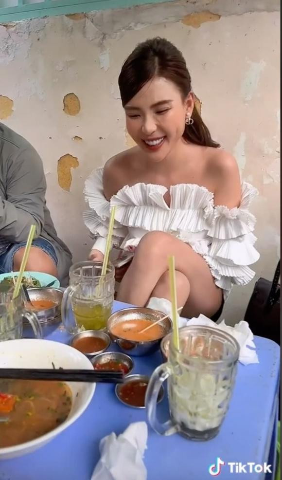 Thúy Diễm bị bắt gặp ngồi ăn lề đường, nhan sắc khiến dân tình trầm trồ? Thuy Diem bi bat gap ngoi an le duong, nhan sac khien dan tinh tram tro?