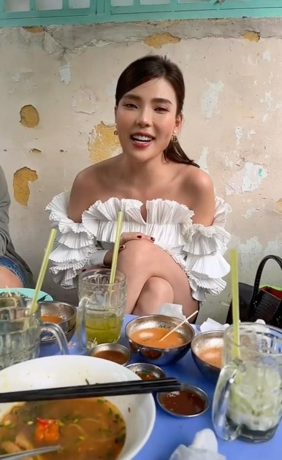 Thúy Diễm bị bắt gặp ngồi ăn lề đường, nhan sắc khiến dân tình trầm trồ? - Hình 3 Thuy Diem bi bat gap ngoi an le duong, nhan sac khien dan tinh tram tro?-Hinh-3