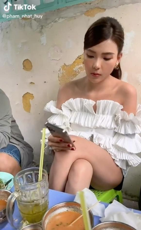 Thúy Diễm bị bắt gặp ngồi ăn lề đường, nhan sắc khiến dân tình trầm trồ? - Hình 2 Thuy Diem bi bat gap ngoi an le duong, nhan sac khien dan tinh tram tro?-Hinh-2
