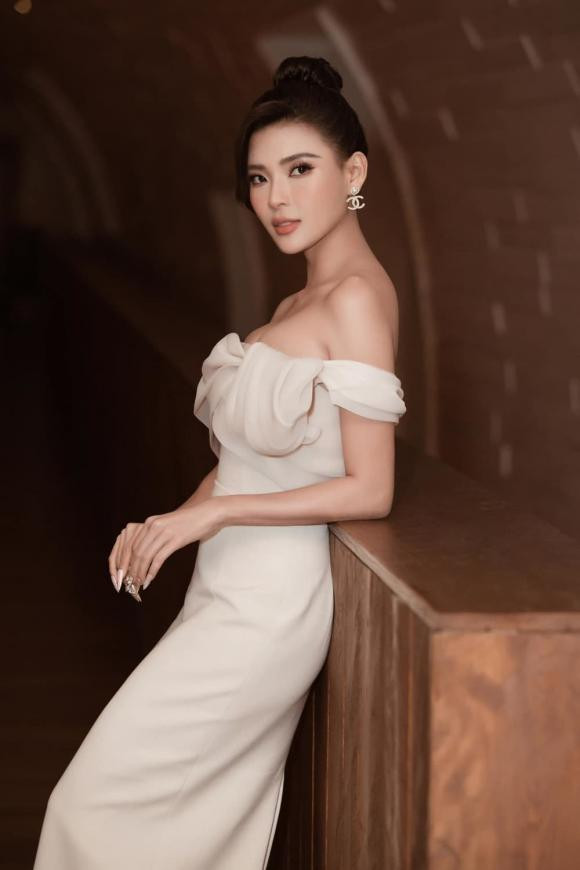 Thúy Diễm bị bắt gặp ngồi ăn lề đường, nhan sắc khiến dân tình trầm trồ? - Hình 4 Thuy Diem bi bat gap ngoi an le duong, nhan sac khien dan tinh tram tro?-Hinh-4