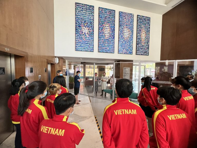 Tuyển nữ Việt Nam nhận quà Tết ở Ấn Độ Tuyen nu Viet Nam nhan qua Tet o An Do