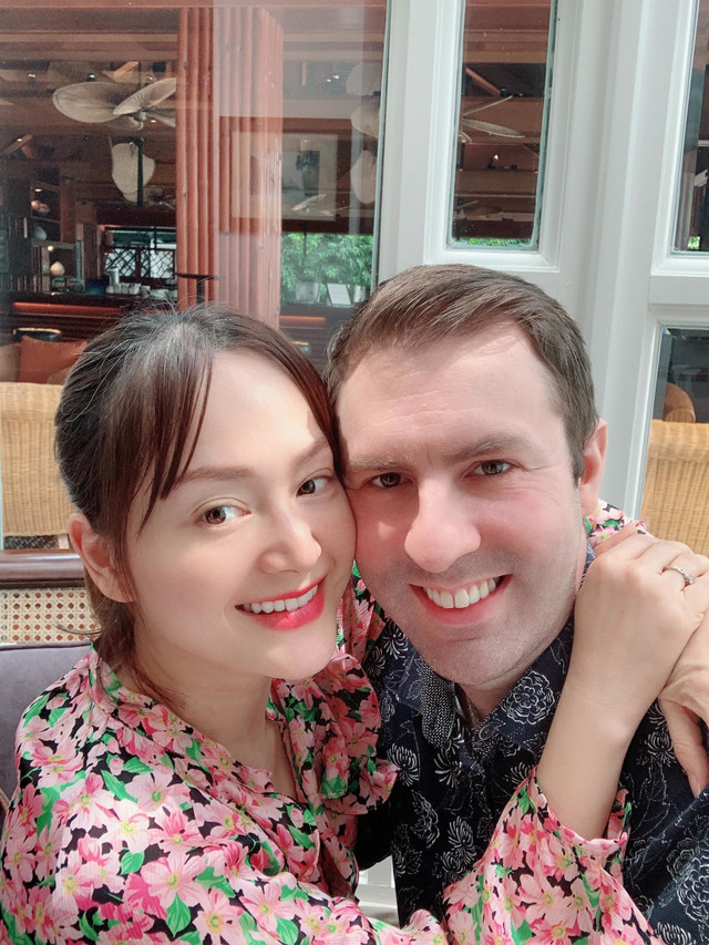 Cuộc sống của 2 diễn viên 'lùn nhất showbiz' với chồng Tây cao 2m - Hình 4 Cuoc song cua 2 dien vien 'lun nhat showbiz' voi chong Tay cao 2m-Hinh-4