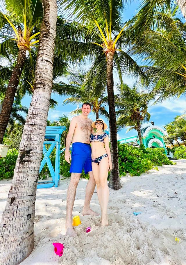 Cuộc sống của 2 diễn viên 'lùn nhất showbiz' với chồng Tây cao 2m - Hình 2 Cuoc song cua 2 dien vien 'lun nhat showbiz' voi chong Tay cao 2m-Hinh-2
