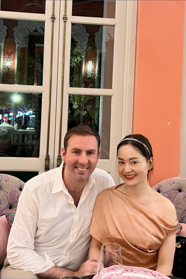 Cuộc sống của 2 diễn viên 'lùn nhất showbiz' với chồng Tây cao 2m Cuoc song cua 2 dien vien 'lun nhat showbiz' voi chong Tay cao 2m
