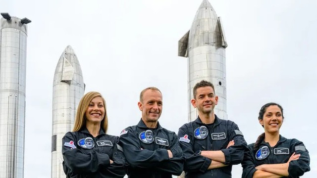 Chuyến đi bộ ngoài không gian đầu tiên của SpaceX Chuyen di bo ngoai khong gian dau tien cua SpaceX