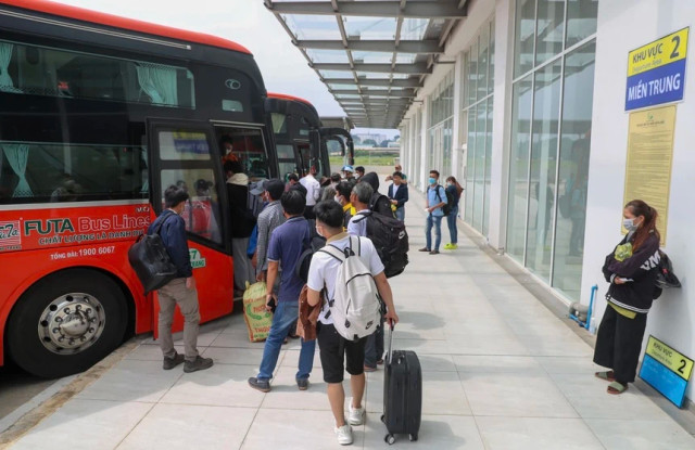 Vé máy bay Tết đắt đỏ, nhiều người chấp nhận thay đổi lịch trình - Hình 2 Ve may bay Tet dat do, nhieu nguoi chap nhan thay doi lich trinh-Hinh-2