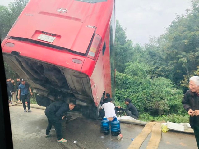 Xe khách mất lái lao xuống vệ đường, 30 người thoát nạn Xe khach mat lai lao xuong ve duong, 30 nguoi thoat nan