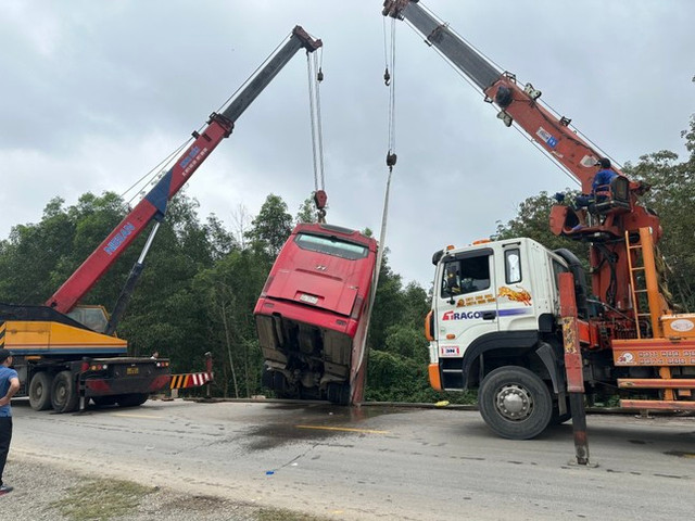 Xe khách mất lái lao xuống vệ đường, 30 người thoát nạn - Hình 2 Xe khach mat lai lao xuong ve duong, 30 nguoi thoat nan-Hinh-2