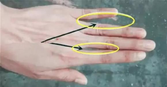 Ghép các ngón tay lại với nhau, xem bạn giàu cỡ nào? - Hình 3 Ghep cac ngon tay lai voi nhau, xem ban giau co nao?-Hinh-3