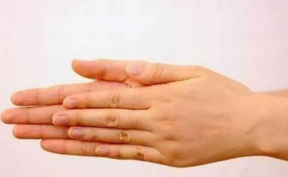 Ghép các ngón tay lại với nhau, xem bạn giàu cỡ nào? Ghep cac ngon tay lai voi nhau, xem ban giau co nao?