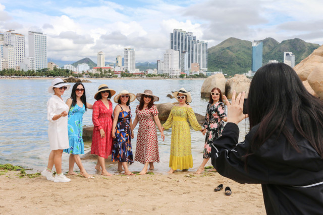 Du khách chen chân đi tour biển đảo Nha Trang ngày đầu nghỉ lễ - Hình 2 Du khach chen chan di tour bien dao Nha Trang ngay dau nghi le-Hinh-2