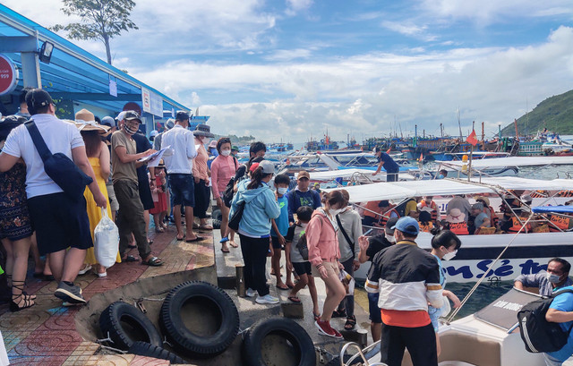 Du khách chen chân đi tour biển đảo Nha Trang ngày đầu nghỉ lễ Du khach chen chan di tour bien dao Nha Trang ngay dau nghi le