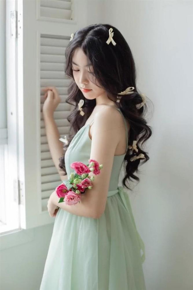 Con gái MC Quyền Linh show dáng gợi cảm ở tuổi 17 - Hình 3 Con gai MC Quyen Linh show dang goi cam o tuoi 17-Hinh-3