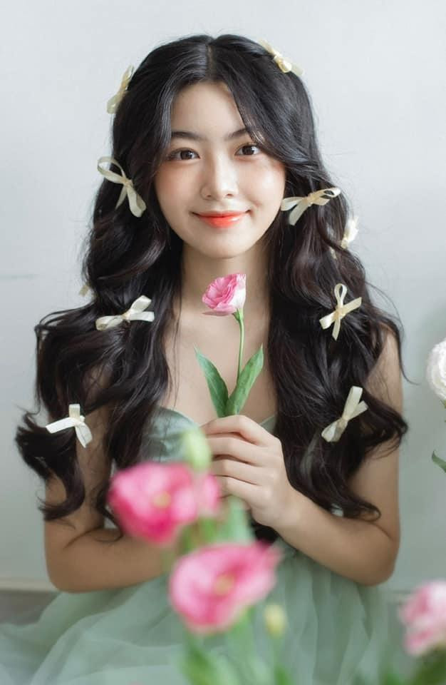 Con gái MC Quyền Linh show dáng gợi cảm ở tuổi 17 Con gai MC Quyen Linh show dang goi cam o tuoi 17