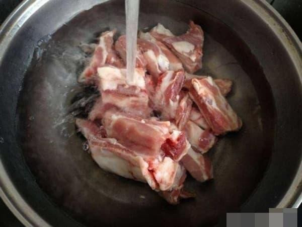 Chần sườn heo với nước chưa đủ, phải thêm 1 bước mới hết hôi tanh - Hình 3 Chan suon heo voi nuoc chua du, phai them 1 buoc moi het hoi tanh-Hinh-3