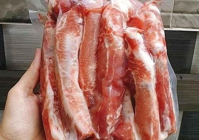 Chần sườn heo với nước chưa đủ, phải thêm 1 bước mới hết hôi tanh Chan suon heo voi nuoc chua du, phai them 1 buoc moi het hoi tanh