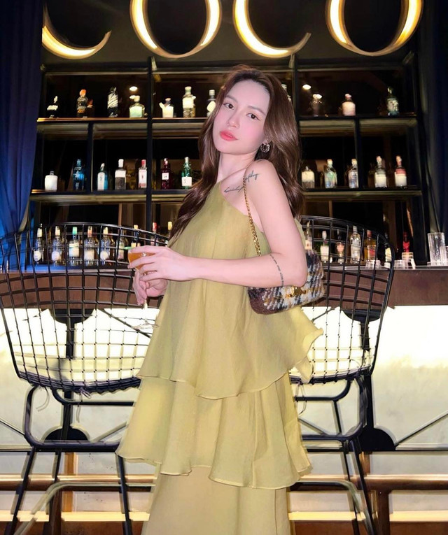 Nữ giám đốc quyến rũ vừa được bạn trai kém 9 tuổi cầu hôn - Hình 6 Nu giam doc quyen ru vua duoc ban trai kem 9 tuoi cau hon-Hinh-6
