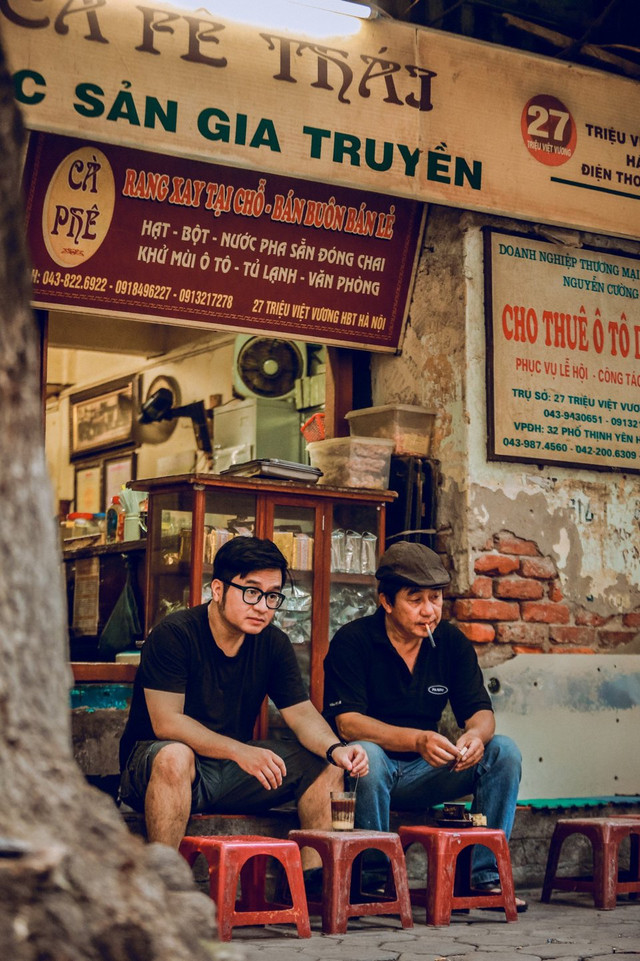 Mê mẩn với quán cà phê rang củi có tuổi đời trăm năm - Hình 2 Me man voi quan ca phe rang cui co tuoi doi tram nam-Hinh-2