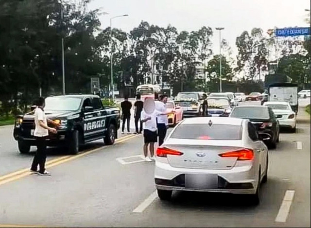 Kết đắng khi biến đường thành sân tập thể dục, nhảy múa câu like - Hình 3 Ket dang khi bien duong thanh san tap the duc, nhay mua cau like-Hinh-3