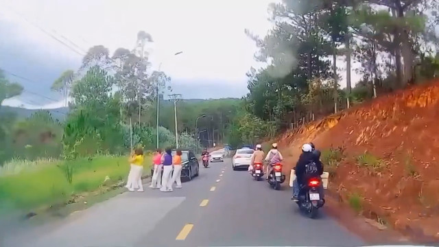 Kết đắng khi biến đường thành sân tập thể dục, nhảy múa câu like Ket dang khi bien duong thanh san tap the duc, nhay mua cau like
